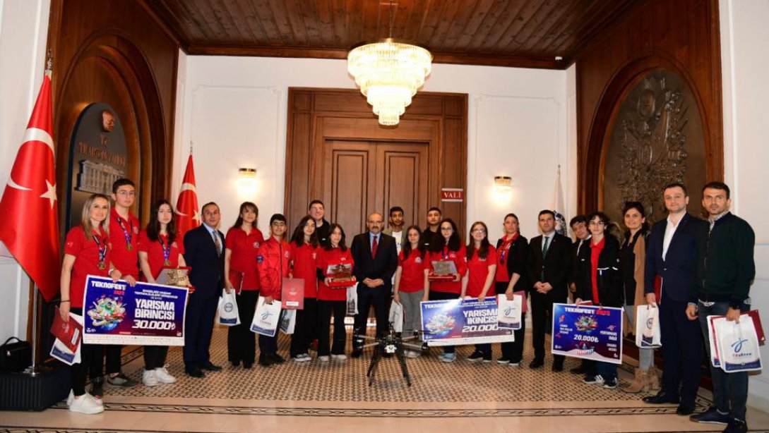 Türkiye Derecesi alan Teknofest Finalistleri Vali Bey tarafından ödüllendirildi.