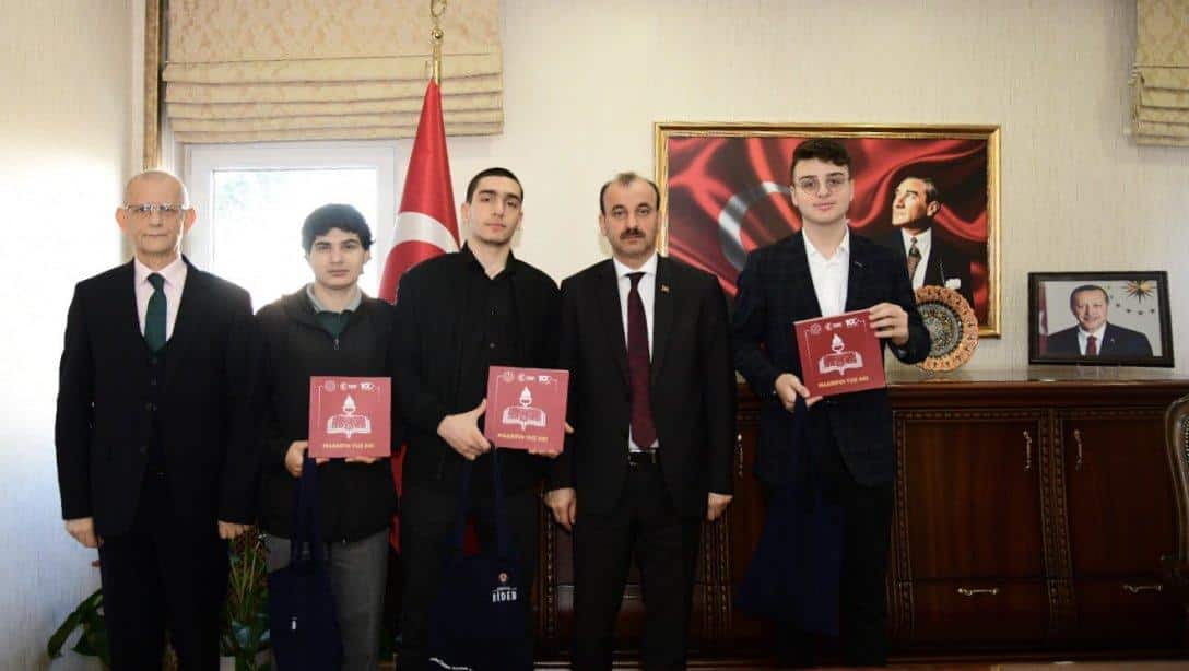 TÜBİTAK 2204-D projeleri ile fark yaratan öğrencilerimiz Müdürümüz Hasan Uygun'u ziyaret ettiler.