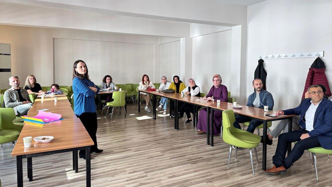 Trabzon Öğretmen Akademileri kapsamında Araştırma ve Proje Yönetimi konulu eğitim Prof. Dr. Sibel ER NAS tarafından gerçekleştirildi.