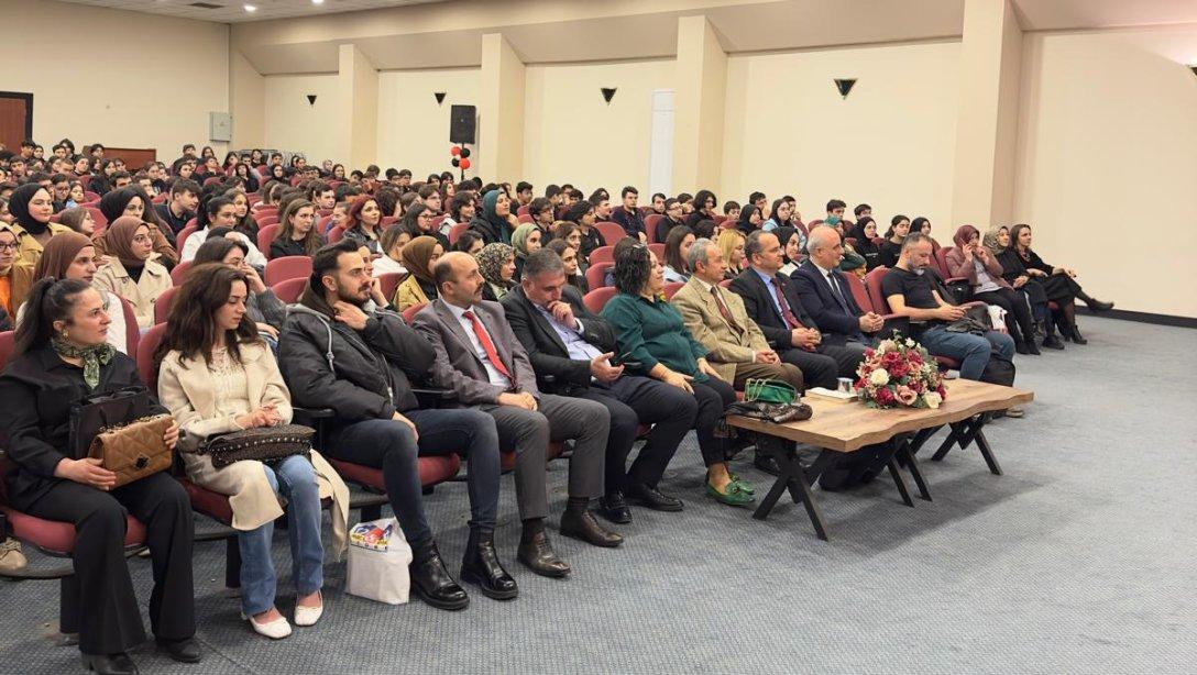 Trabzon Öğretmen Akademileri kapsamında Tevfik İLERİ'nin Büyülü Dünyası konulu eğitim Yazar Sadık YALSIZUÇANLAR tarafından gerçekleştirildi .